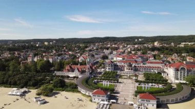 Sopot 'un Panoraması. Güneşli bir sonbahar gününde Sopot şehrindeki İHA' dan ve Baltık Denizi 'ndeki rıhtımdan görüntü..
