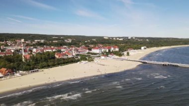 Sopot 'un Panoraması. Güneşli bir sonbahar gününde Sopot şehrindeki İHA' dan ve Baltık Denizi 'ndeki rıhtımdan görüntü..
