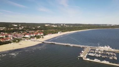 Sopot 'un Panoraması. Güneşli bir sonbahar gününde Sopot şehrindeki İHA' dan ve Baltık Denizi 'ndeki rıhtımdan görüntü..