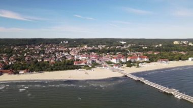 Sopot 'un Panoraması. Güneşli bir sonbahar gününde Sopot şehrindeki İHA' dan ve Baltık Denizi 'ndeki rıhtımdan görüntü..