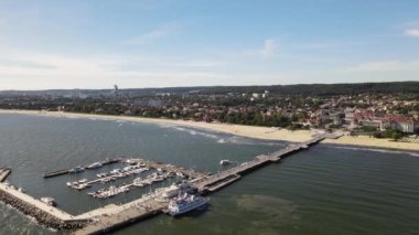 Güneşli bir sonbahar gününde, Baltık Denizi 'ndeki Sopot iskelesindeki İHA' dan görüntü.