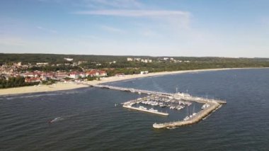 Güneşli bir sonbahar gününde, Baltık Denizi 'ndeki Sopot iskelesindeki İHA' dan görüntü.