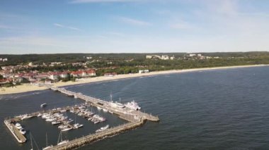 Güneşli bir sonbahar gününde, Baltık Denizi 'ndeki Sopot iskelesindeki İHA' dan görüntü.