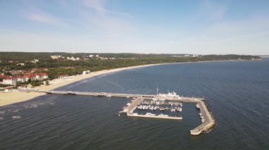 Güneşli bir sonbahar gününde, Baltık Denizi 'ndeki Sopot iskelesindeki İHA' dan görüntü.