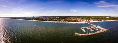 Sopot 'un Panoraması. Güneşli bir sonbahar gününde Sopot şehrindeki İHA' dan ve Baltık Denizi 'ndeki rıhtımdan görüntü..