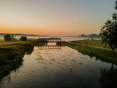 Gün doğumunda Suprasl Nehri üzerinde sabah sisi.