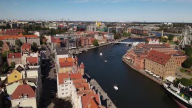 Moltawa Nehri 'ndeki eski Gdansk kasabasındaki İHA' dan görüntü.