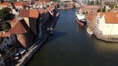 Moltawa Nehri 'ndeki eski Gdansk kasabasındaki İHA' dan görüntü.