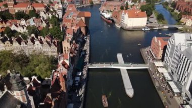 Moltawa Nehri 'ndeki eski Gdansk kasabasındaki İHA' dan görüntü.