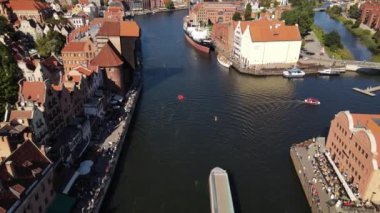 Moltawa Nehri 'ndeki eski Gdansk kasabasındaki İHA' dan görüntü.