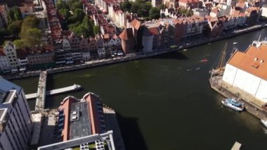 Motlawa Nehri 'ndeki eski Gdansk kasabasındaki İHA' dan görüntüler.
