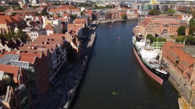 Motlawa Nehri 'ndeki eski Gdansk kasabasındaki İHA' dan görüntüler.