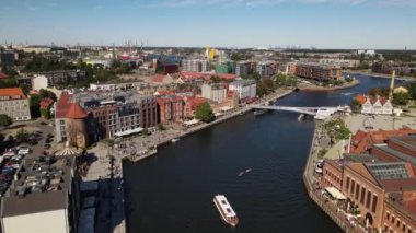 Motlawa Nehri 'ndeki eski Gdansk kasabasındaki İHA' dan görüntüler.