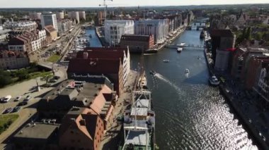 Motlawa Nehri 'ndeki eski Gdansk kasabasındaki İHA' dan görüntüler.