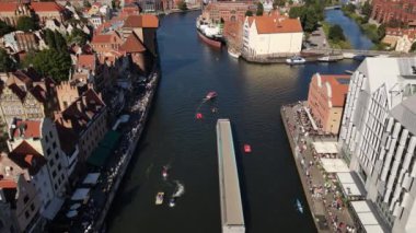 Motlawa Nehri 'ndeki eski Gdansk kasabasındaki İHA' dan görüntüler.