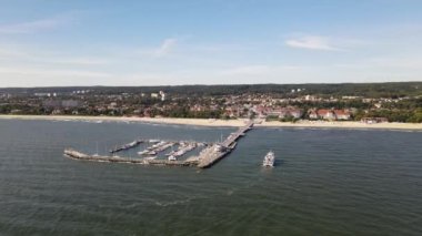 Güneşli bir sonbahar gününde, Baltık Denizi 'ndeki Sopot rıhtımındaki İHA' dan ve rıhtıma varan bir gemiden görüntüler.