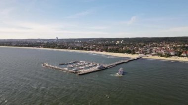 Güneşli bir sonbahar gününde, Baltık Denizi 'ndeki Sopot rıhtımındaki İHA' dan ve rıhtıma varan bir gemiden görüntüler.