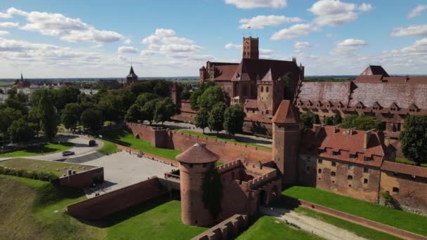 Widok Drona Średniowieczny Zamek Krzyżacki Malborku Nad Rzeką Nogat Słoneczny — Wideo stockowe