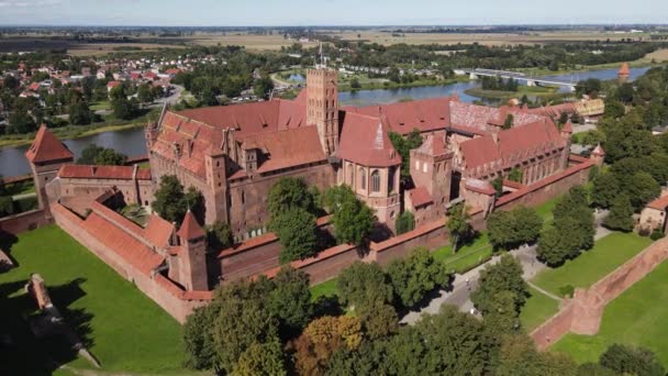 在一个阳光明媚的秋日 从位于诺加特河畔马尔堡的中世纪条顿城堡的无人驾驶飞机俯瞰 — 图库视频影像