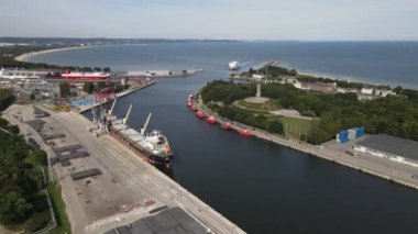 Gdansk 'taki yeni liman. Limandaki İHA, Gdansk' taki liman kanalı ve 8 Eylül 2022 'de limandaki gemiler görüntüleniyor.
