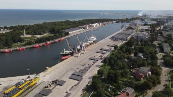 Gdansk的新港口 2022年9月8日从港口无人机 Gdansk港口航道和港口船只的角度来看 — 图库视频影像