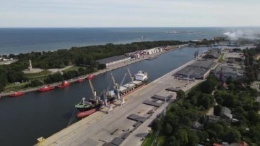 Gdansk 'taki yeni liman 8 Eylül 2022 Limanı. Limandaki İHA, Gdansk' taki liman kanalı ve 8 Eylül 2022 limanındaki gemiler..