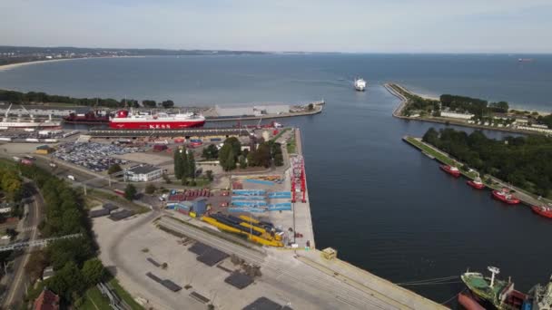 2022年9月8日在格但斯克的新港从港口无人机 格但斯克的港口航道和2022年9月8日港口的船只上观看 — 图库视频影像