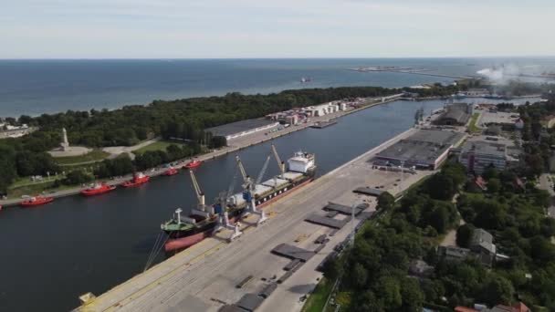 2022年9月8日在格但斯克的新港从港口无人机 格但斯克的港口航道和2022年9月8日港口的船只上观看 — 图库视频影像