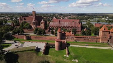 Güneşli bir sonbahar gününde, Malbork 'taki Ortaçağ Tötonik Şatosu' ndaki İHA 'dan görüntü.