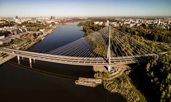Varşova Panoraması. Güneşli bir sonbahar gününde Swietokrzyski Köprüsü 'nden insansız hava aracının görüntüsü..