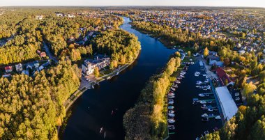 Günbatımında bir sonbahar günü Augustow Kanalı ve Necko Gölü 'nün en üst manzarası.