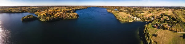 在波兰苏瓦里基地区的一个阳光明媚的秋日 从空中俯瞰汉察湖及其周围环境 — 图库照片