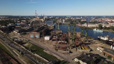 Tersanenin havadan görünüşü ve Polonya 'daki Gdansk limanının rıhtımı 4 Eylül 2022