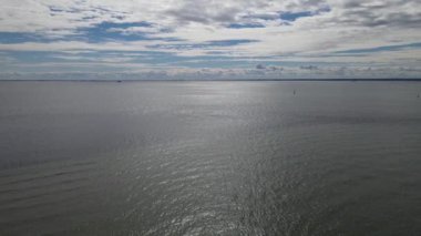 Güneşli bir sonbahar gününde Hel Yarımadası 'ndan Gdansk Körfezi' ne insansız hava aracının görüntüsü.