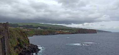 2022 Terceira Adası 'nda demirlemiş çok sayıda gemisi olan liman.