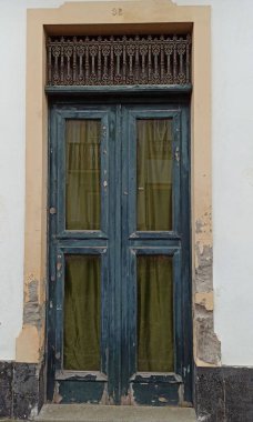 Terceira adasına demir elementlerle işlenmiş eski, eski ahşap kapı.