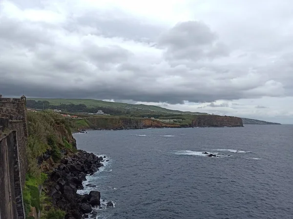 2022 Terceira Adası 'nda demirlemiş çok sayıda gemisi olan liman.