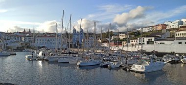 Terceira Adası Mayıs 2022, bir sürü tekneyle adanın kıyısında.