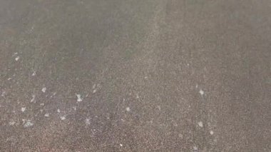 Terceira adasının güneşli havasında, taşların üzerinde dalgalar kırılır.