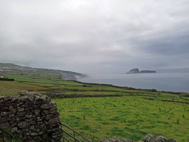 Volkan civarındaki Terceira adasından manzara ve şehir manzarası Mayıs 2022 'de çok güzel bir bitki örtüsü fotoğraflandı.