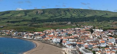 Şehir limanının manzarası ve Terceira Adası çevresi Mayıs 2022