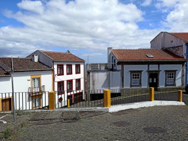 Turuncu çatıları, gökkuşağı ve güzel manzaralı Terceira adası, Azores, Prtugalia