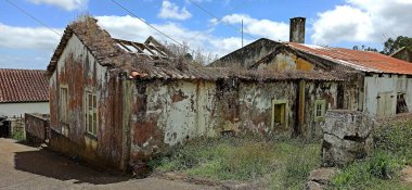 Turuncu çatıları, gökkuşağı ve güzel manzaralı Terceira adası, Azores, Prtugalia