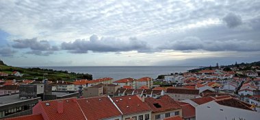 Turuncu çatıları, gökkuşağı ve güzel manzaralı Terceira adası, Azores, Prtugalia