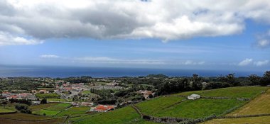 Turuncu çatıları, gökkuşağı ve güzel manzaralı Terceira adası, Azores, Prtugalia