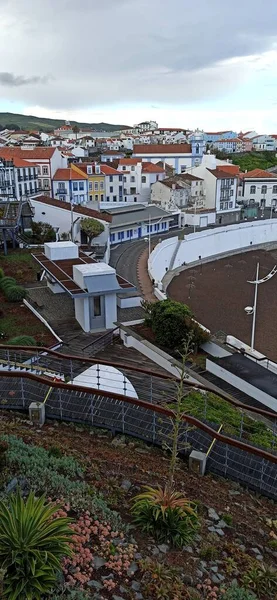 Paisaje Urbano Buen Tiempo Con Tejados Anaranjados Arco Iris Hermosas —  Fotos de Stock