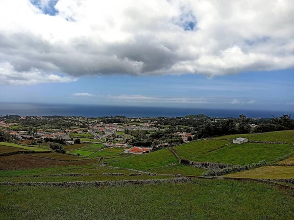 Paisaje Urbano Buen Tiempo Con Tejados Anaranjados Arco Iris Hermosas — Foto de Stock