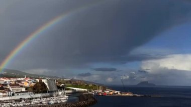 Şehirde başlayan ve okyanusta biten yağmurdan sonra çifte gökkuşağı, Azores, Terceira, Haziran 2022.