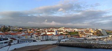 Terceira Adası 'ndan şehir manzarası, adanın inanılmaz güzelliği, bir tepeden şehrin fotoğrafı, gözlem güvertesi.