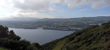 Terceira Tepeleri 'ne gidip gelen manzaralı manzara, parçalı bulutlu güneşli hava.
